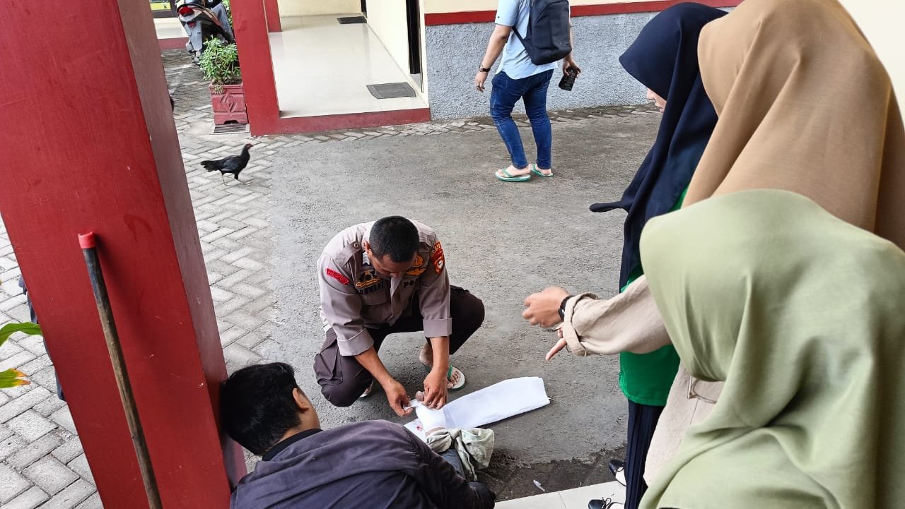 Respon Cepat Personil Polsek Somba Opu Bantu Korban Laka Lantas