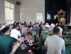 Wujud Sinergitas, Personel TNI-Polri Sholat Jumat Berjamaah di Masjid Polres Gowa