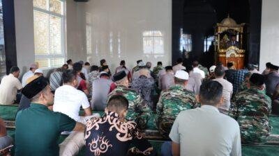 Wujud Sinergitas, Personel TNI-Polri Sholat Jumat Berjamaah di Masjid Polres Gowa