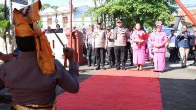 Tradisi Angngaru Hingga Jajar Kehormatan Sambut Kunker Kapolres dan Ketua Bhayangkari Cab. Gowa Ke Polsek Jajaran