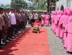 Kunker Ke Polsek Jajaran, Tradisi Angngaru Sambut Kedatangan Kapolres Gowa di Polsek Manuju