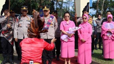 Kunjungan Kerja Ke Polsek Tinggimoncong, Angaru Dan Tari Paduppa Sambut Kedatangan Kapolres Gowa