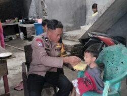 Cegah Stunting, Bhabinkamtibmas Desa Parigi Pantau Posko Dapur Sehat dan Berikan Makanan Tambahan Ke Anak-Anak