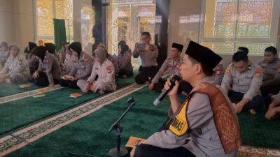 Kamis Ibadah, Personil Polres Gowa Melaksanakan Kegiatan Pencerahan Qalbu