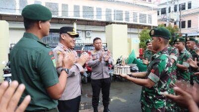 Kapolres Gowa Dapat Kue Ulang Tahun Dari Divisi Infanteri 3/Kostrad Pakkatto