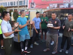 Pangdiv Infanteri 3/Kostrad Pakkatto, Beri Kejutan Kue Ulang Tahun Bhayangkara ke- 77 ke Kapolres Gowa