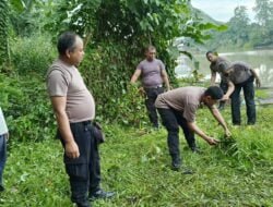 Polsek Somba Opu Bersama Warga Bersihkan Sampah Di Bantaran Sungai Jene’berang.