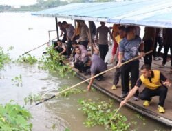 Peduli Lingkungan, Polres Gowa Bersama Warga Menggelar Pembersihan di Bantaran Sungai Je’neberang