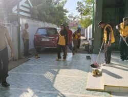 Peringati Tahun Baru Islam, Kapolsek Somba Opu Pimpin Kegiatan Membersihkan Rumah Ibadah.