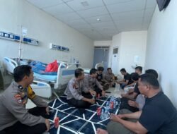 Bentuk Rasa Kekeluargaan, Wakapolsek dsn Personel Jenguk Ibu Dari Kapolsek Bontonompo di Rumah Sakit