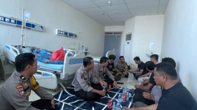 Bentuk Rasa Kekeluargaan, Wakapolsek dsn Personel Jenguk Ibu Dari Kapolsek Bontonompo di Rumah Sakit