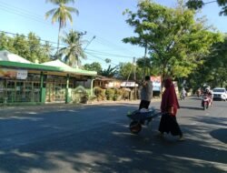 Cegah Lakalantas Bagi Pengguna Jalan, Bhabinkamtibmas Polsek Bontonompo Bantu Warga Menyebrang Jalan