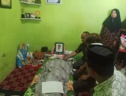 Melayat Ke Rumah Duka Seorang Wartawan, Kasihumas Polres Gowa Ucapkan Turut Berduka Cita