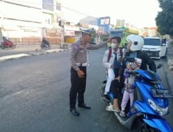Temui Pengendara, Unit Kamsel Berikan Imbauan Penggunaan Helm Keselamatan Dengan Baik dan Benar