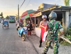 Selain Imbau Warga, TNI-Polri dan Pemdes di Gowa Bagikan dan Bantu Memasangkan Bendera Merah Putih