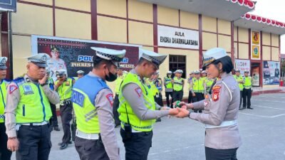 Agar Tetap Fit Saat Menjalankan Tugas, Kasat Lantas Polres Gowa Bagikan Vitamin Ke Personel