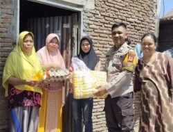 Bentuk Kepedulian Polri, Bhabinkamtibmas Polsek Bajeng Bagikan Sembako ke Warga Binaanya