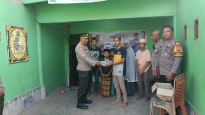 Kapolsek Somba Opu Bagikan Buku Bacaan, Ini Bukti Kepedulian Polri Terhadap Anak Panti Asuhan.