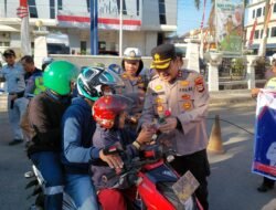 Kapolres Gowa Bagikan Helm Gratis Bagi Pengendara Motor di Gelaran Operasi Zebra