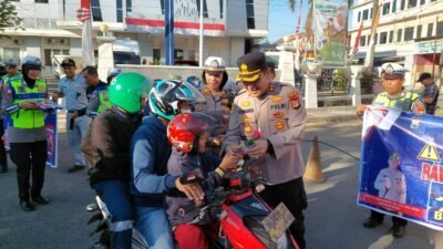 Kapolres Gowa Bagikan Helm Gratis Bagi Pengendara Motor di Gelaran Operasi Zebra