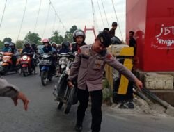 Respon Cepat, Ajudan Kapolres Gowa Bantu Pemuda Yang Motornya Alami Kerusakan
