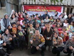 Peduli Budaya Literasi, Kapolres Bersama Polwan Polres Gowa Distribusikan Buku dan Sembako