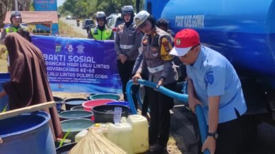 Peringati HUT Lalu Lintas, Satlantas Polres Gowa Bagikan Air Bersih Ke Warga