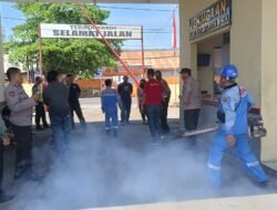 Cegah Malaria Biddokkes Polda Sulsel bersama Siedokkes Polres Gowa Melakukan Fogging Di mapolsek Somba Opu.