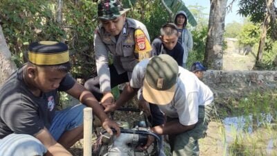 Polri Peduli, Bhabinkamtibmas di Gowa Buat Sumur Bor dan Berikan Pompa Air Untuk Petani