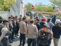 Kapolsek Somba Opu bersama personil amankan jalannya unjuk rasa di depan Kantor Pemda Kab. gowa.