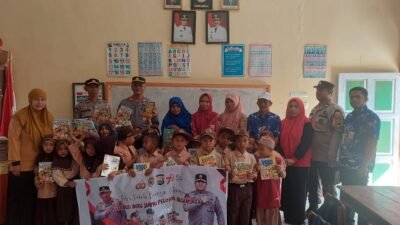 Wujud Peduli Literasi, Kapolsek Tompobulu Ratusan Buku Disumbangkan ke Siswa-Siswi SD Taipakodong