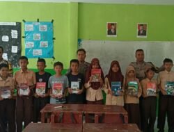 Galakkan Budaya Literasi, Polsek Bontonompo Serahkan Buku Bacaan dan Pelajaran Untuk Siswa SD