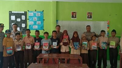 Galakkan Budaya Literasi, Polsek Bontonompo Serahkan Buku Bacaan dan Pelajaran Untuk Siswa SD