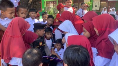 Polisi Sahabat Anak, Seorang Personel Sat Samapta Polres Gowa Temui Pelajar SD, Ini Yang Dilakukan