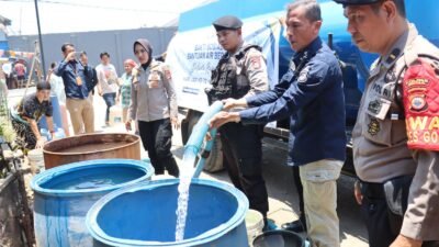Sambut Hut Humas Polri ke-72, Sihumas Polres Gowa Bagikan Air Bersih ke Warga Kampung Macanda