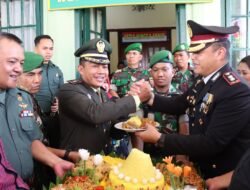 Kapolres Gowa Berikan Kejutan Nasi Tumpeng Untuk Peringatan HUT TNI ke-78 di Kodim 1409 Gowa