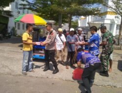 Berbagi Sesama, Unsur Tripika Kec. Somba Opu Bagikan Makanan Melalui Jumat Berkah.