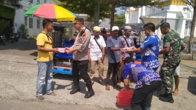 Berbagi Sesama, Unsur Tripika Kec. Somba Opu Bagikan Makanan Melalui Jumat Berkah.