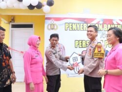 Kapolres Gowa Serahkan Bantuan Rumah Kepada Anggotanya