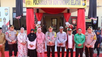 Resmikan Polsubsektor Bontonompo Selatan, Kabaharkam Polri Bagi Sembako Ke Warga