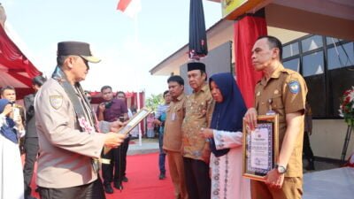 Kabaharkam Mabes Polri Beri Penghargaan Kepada Tokoh Masyarakat Dalam Peresmian Kantor Polsubsektor Bontonompo Selatan