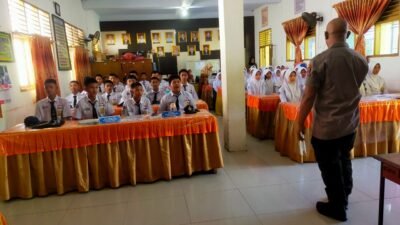 Cegah Kenakalan Remaja, Waka Polsek bersama Mahasiswa PPL Beri Penyuluhan Di Sekolah.