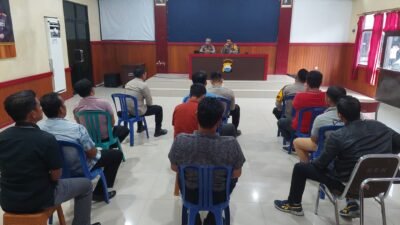 Kasubsi PID Humas Polres Gowa dan Ka SPKT Polres Gowa berikan Arahan Kepada Kanit dan BA SPKT Polres Gowa
