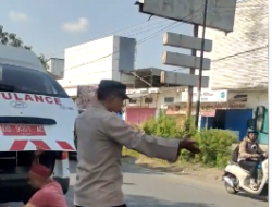 Lihat Warga Kesulitan Di Jalan, Bhabinkamtibmas Polsek Bajeng Bantu Supir Ambulance Yang Pecah Ban