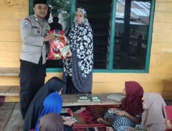 Peduli, Bhabinkamtibmas di Gowa Bagikan Sembako dan Iqroq Ke Guru Ngaji serta Santri