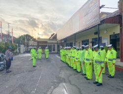 SIAP BERTUGAS, SAT LANTAS POLRES GOWA APEL PAKAI JAS HUJAN