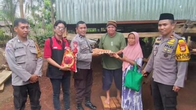 Jumat Berbagi, Kapolsek Manuju Gowa Gandeng Organisasi Pemuda Bagi-Bagi Sembako