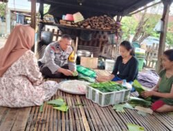 Selain Membuat Buras, Aipda Muh Natsir Bantu Ambil Daun Pisang Untuk Kembangkan UMKM Warga Binaannya