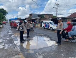 ANTISIPASI KECELAKAAN, KASAT LANTAS POLRES GOWA TURUN LANGSUNG SURVEY JALAN RUSAK