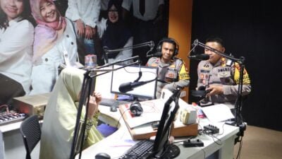 Jelang Nataru dan Pemilu 2024, Kabag Ops dan PS Kasi Humas Polres Gowa Ikuti Talk Show di Radio SCFM 91,7 FM